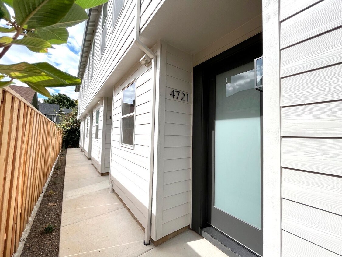 Stunning Townhome Unit with Laundry, A/C, Private Patio - Stunning Townhome Unit with Laundry, A/C, Private Patio