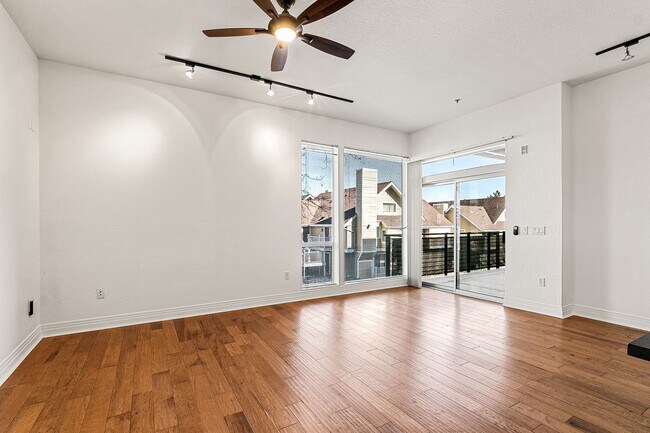 Foto del edificio - Fantastic Condo With Central AC And 1 Reserved Garage Parking Space!