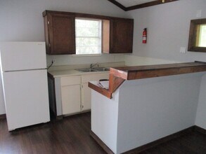 Building Photo - 1210 N Oak St