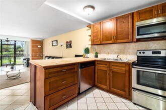 Building Photo - 3710 Inverrary Dr