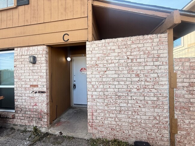 Building Photo - 2619 Ektom Dr