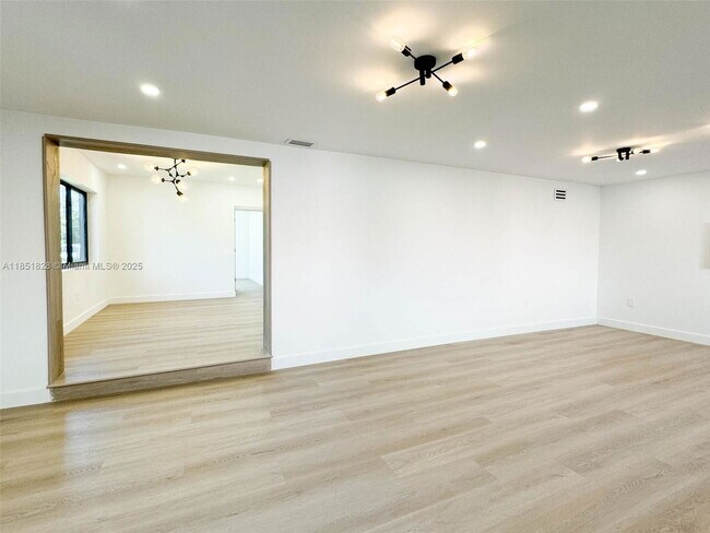 Foto del edificio - 1040 NE 143rd St