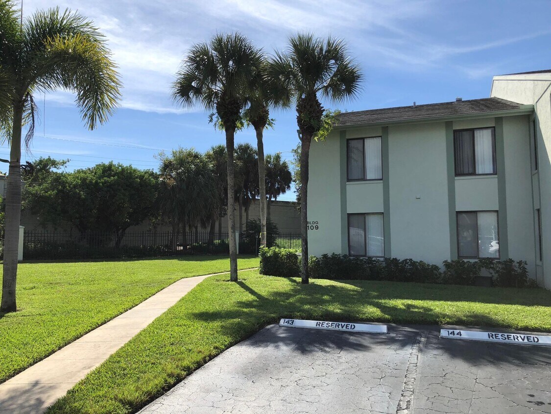 3732 Savoy Ln Unit E2, West Palm Beach, FL 33417 Condo for Rent in