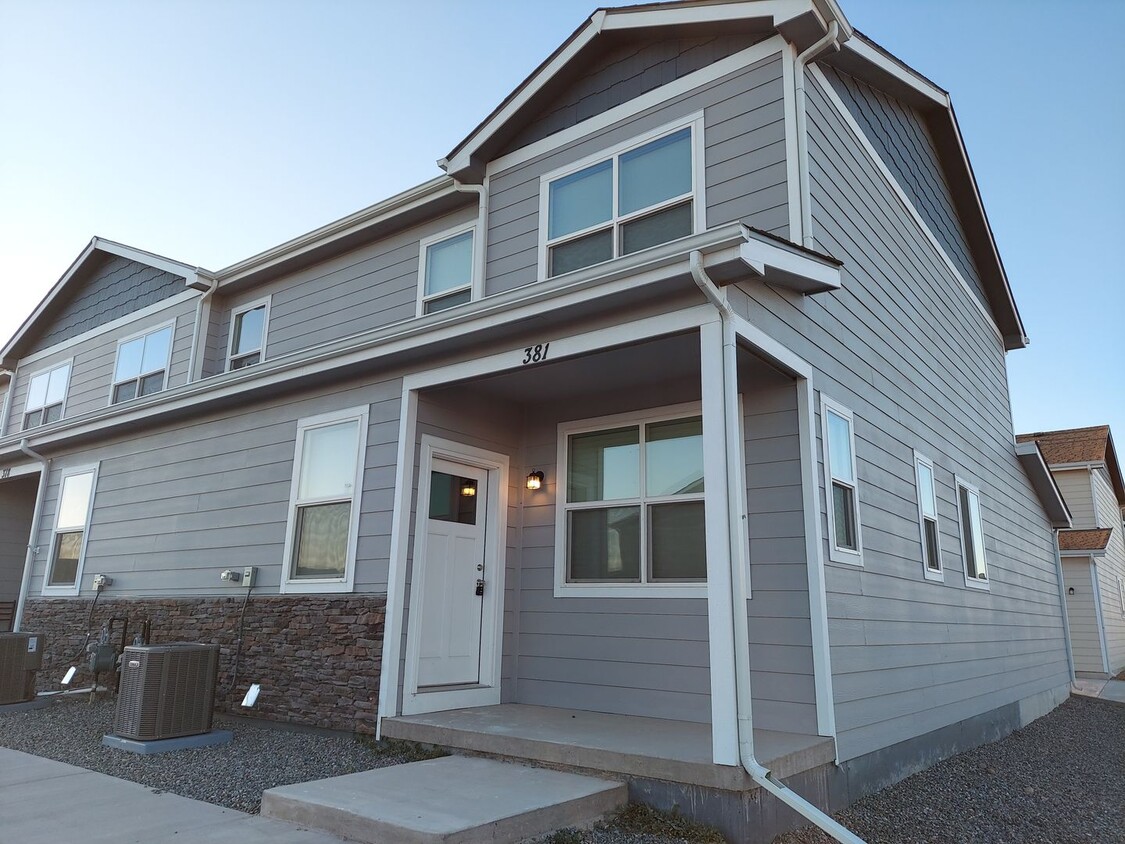 Foto principal - Two Bed 1.5 Bath Townhome In Deer Trail!!!