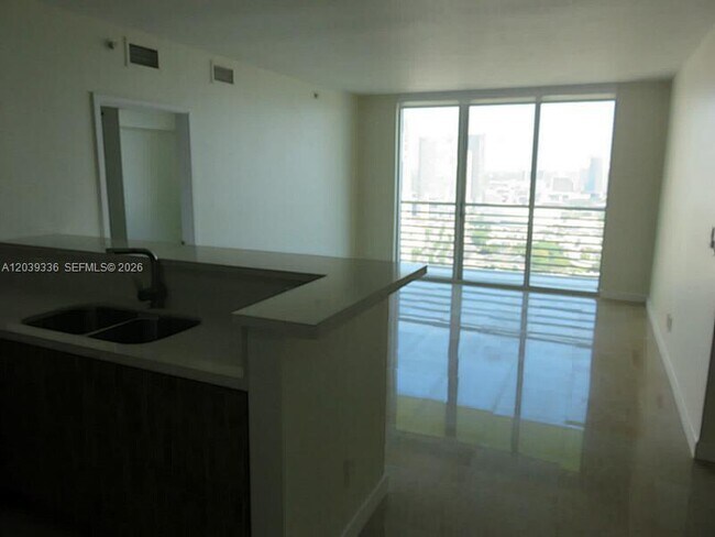 Foto del edificio - 325 S Biscayne Blvd