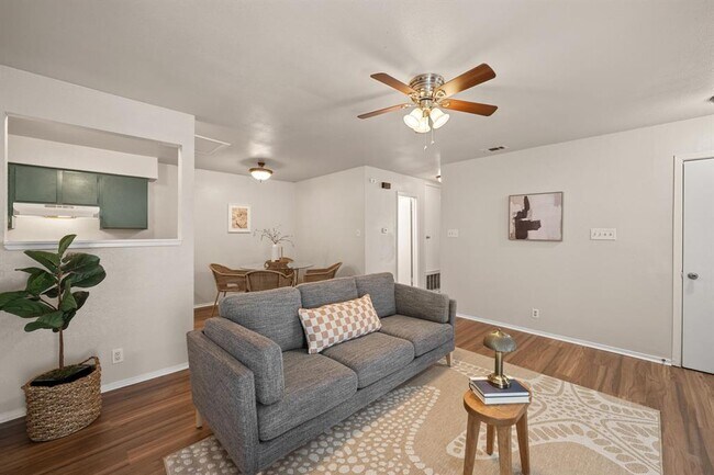 Building Photo - 703 Country Aire Dr