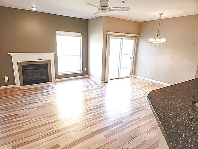 Foto del edificio - Perfectly Located Canyon Creek Condo - Attached Garage