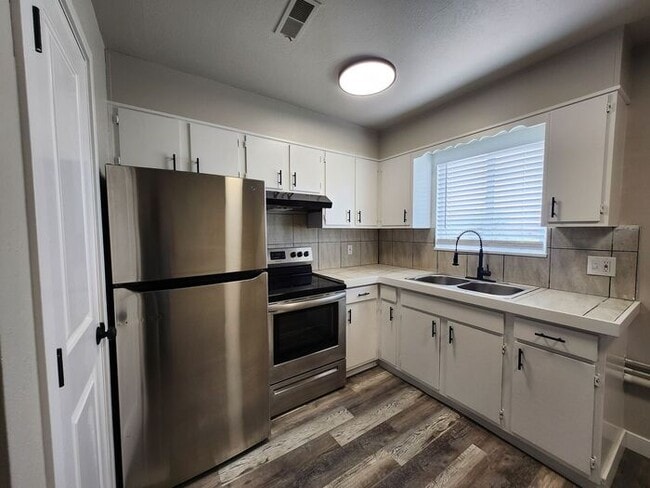 Foto del edificio - Remodeled 2-Bedroom | 1-Bathroom Upper-Lev...