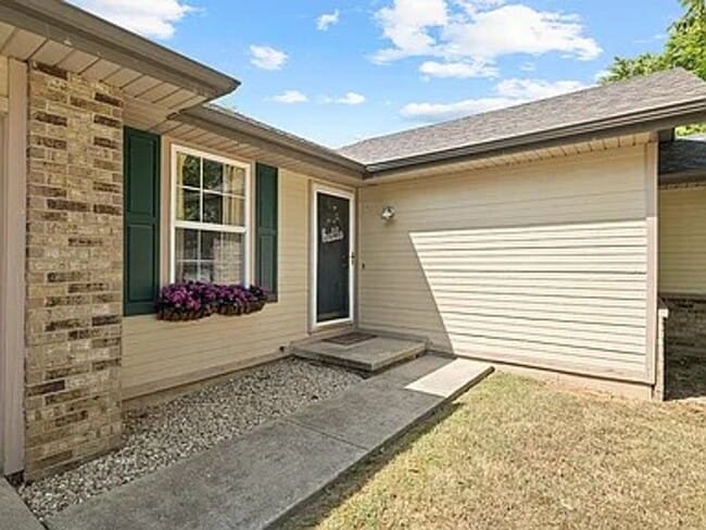 Building Photo - 3 Bed 2 Bath 2 Car Garage Available Now!!!