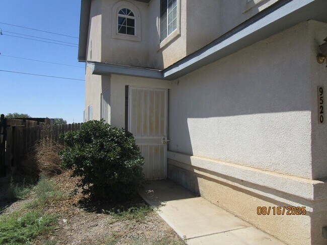 Foto del edificio - NW 3BR 2 1/2B 1605SF
