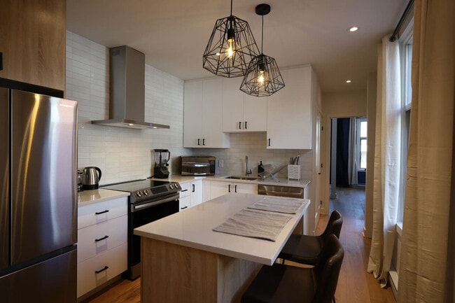 Building Photo - 4619 R. Saint-Denis