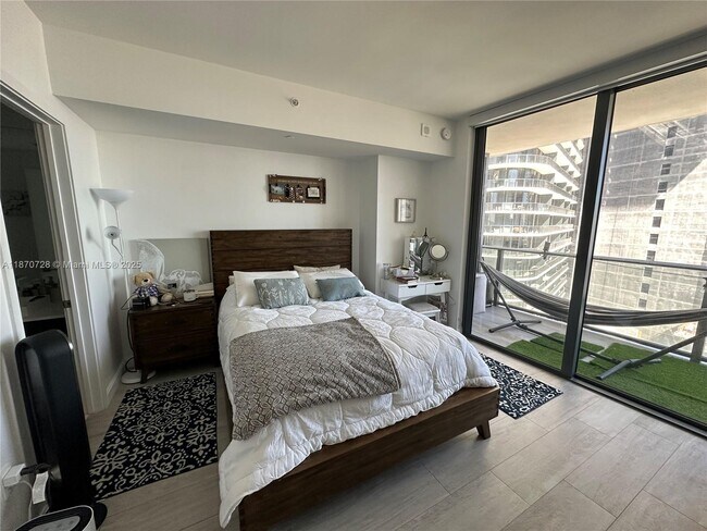 Foto del edificio - 45 SW 9th St