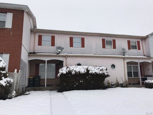 Foto del edificio - 236 Briarwood Ct