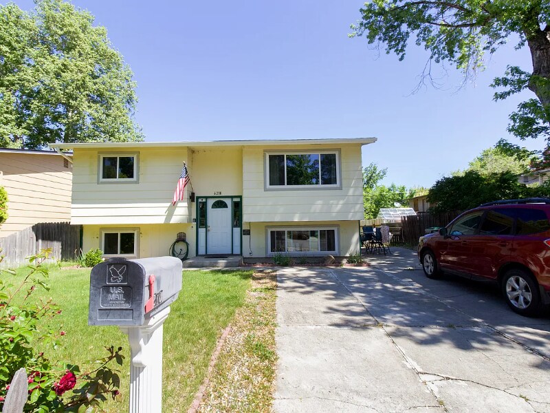Foto principal - 6210 W Poplar St