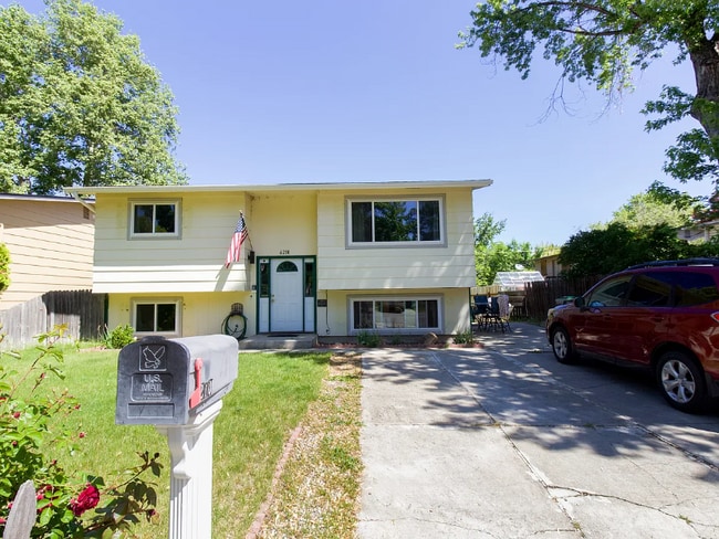Building Photo - 6210 W Poplar St