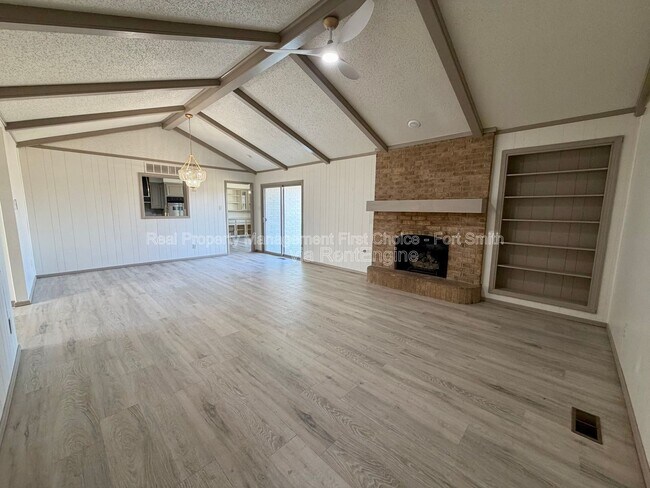 Building Photo - 506 Jenny Wren St