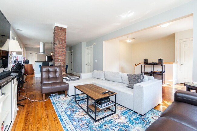Foto del edificio - 2 Bed, 2 Bath Above it all in Inman Square