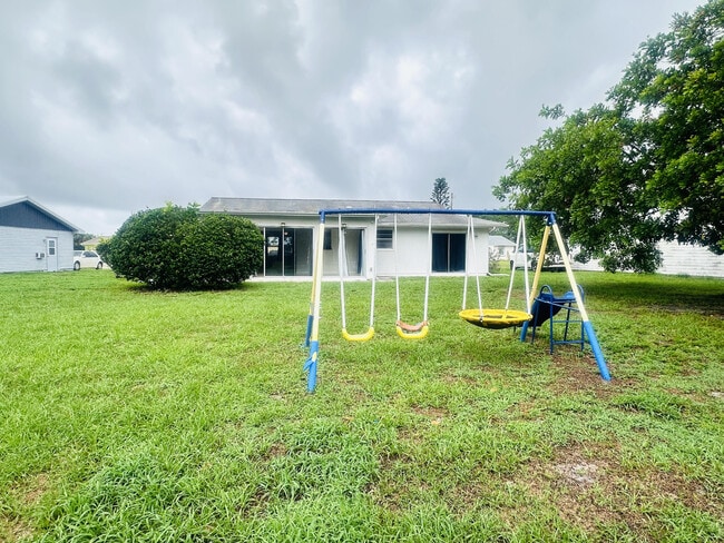 Building Photo - 1850 SE Burgundy Ln