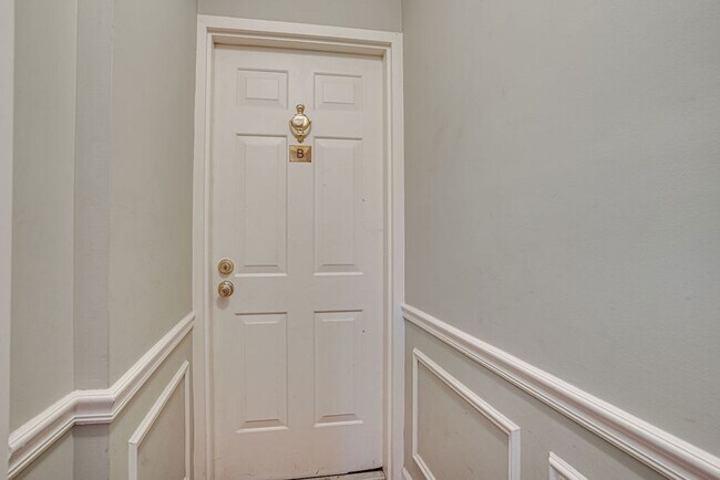 Building Photo - Townhouse Condo in Fox Hall Neighborhood! ...