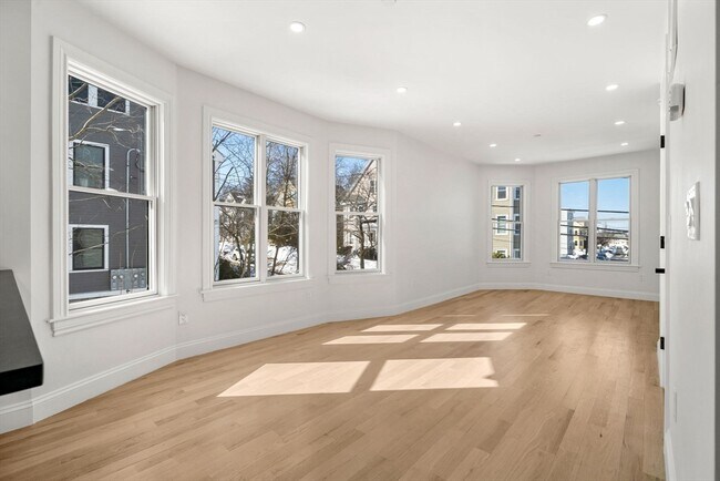 Building Photo - 53 Dustin St