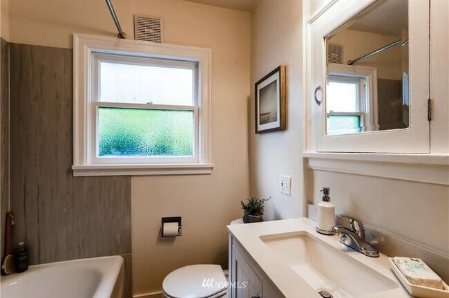 Foto del edificio - 6200 30th Ave NE