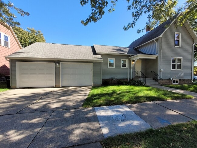 Building Photo - 932 W 8th St