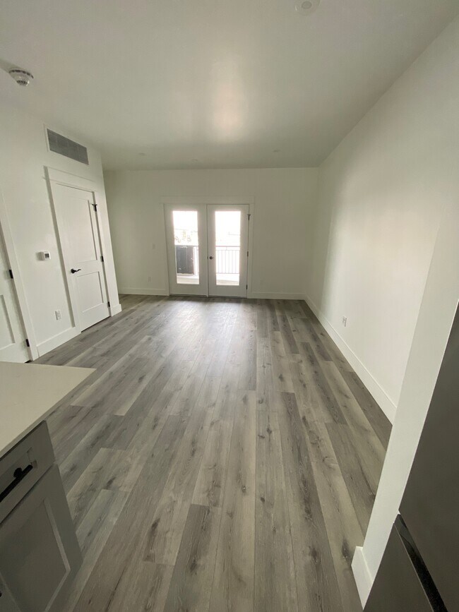 Living Room - 1704 W Lincoln St