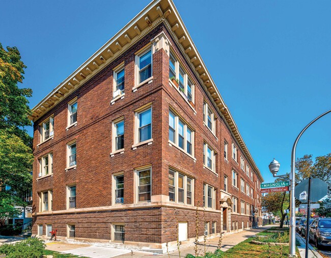 1214 W Rosemont - The Rosemont