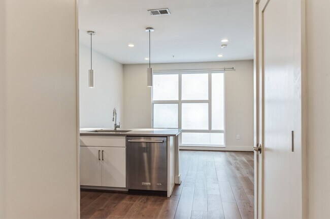 Building Photo - Bright and modern 1bd/1bd condo nestled in...