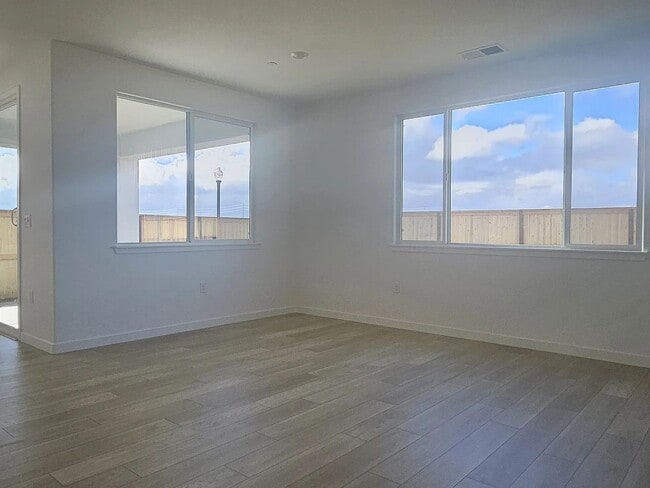 Photo - Beautiful Sacramento 5 Bedroom 3 Bathroom 3000 Sqft. Home for Rent