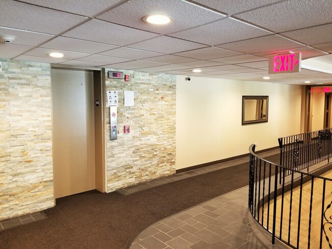 Foto del edificio - 400 Ascot Dr