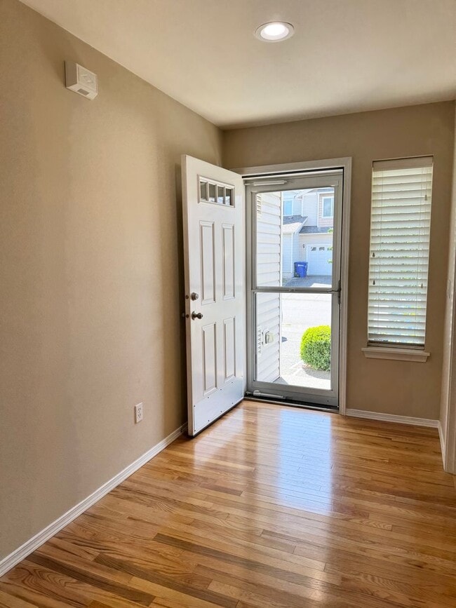Building Photo - Spacious rambler 2 beds plus den