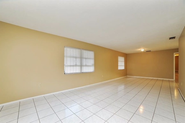 Building Photo - 3219 N Osprey Ave