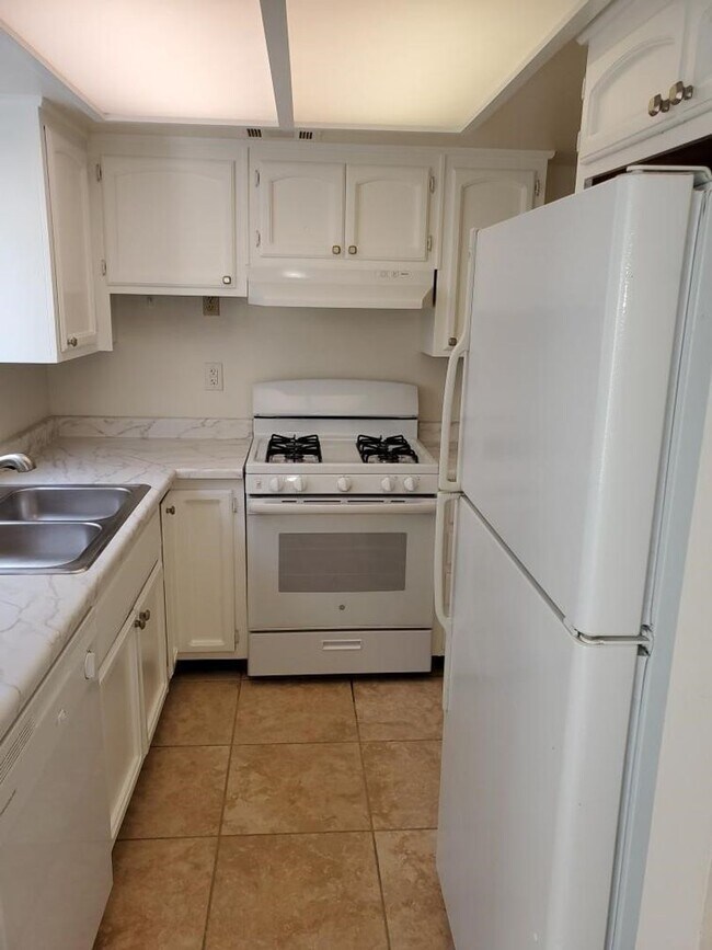 Foto del edificio - Clean 2 bed - 1 1/2  Bath 2 Story unit Ready to Move -In!!!