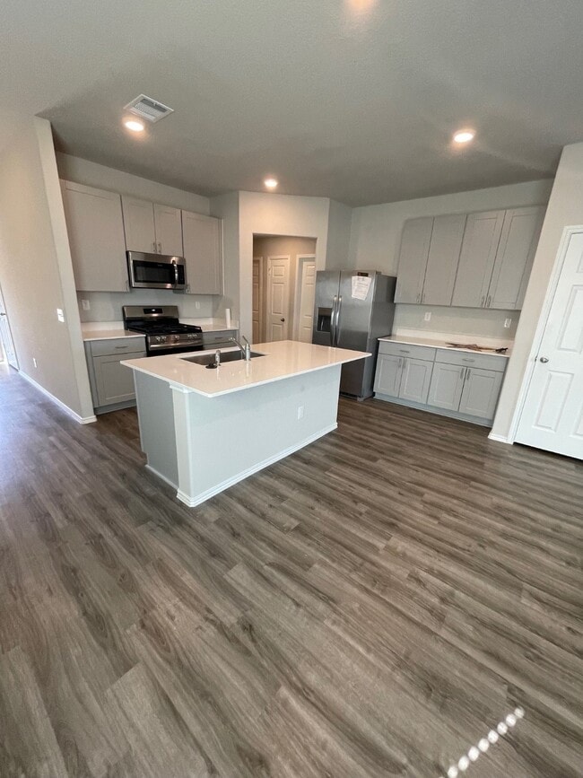 Foto del edificio - 323 Cumberland Forest Dr