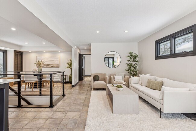 Foto del edificio - Gorgeous Like New Remodeled Edina Beauty with Gourmet Kitchen, Hardwood Floors & 2-Car Garage!