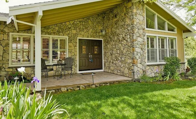 Building Photo - Stunning 4 bedroom 2.5 bathroom in a Great...