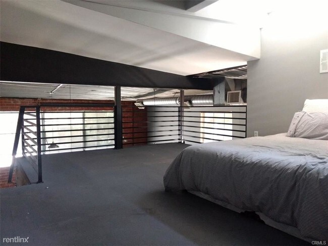 Foto del edificio - Studio, 1 bath House - 2888 E Walnut St