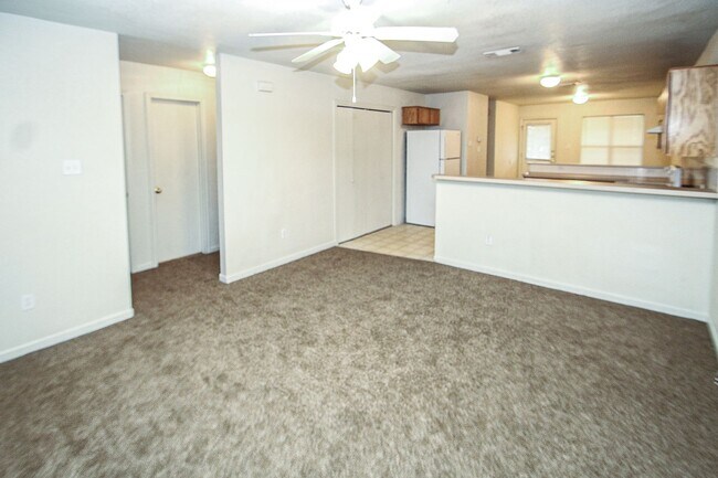Foto del edificio - Spacious 3BR/2BA Fourplex with Private Backyard
