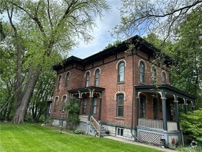 Building Photo - 9 Perry St