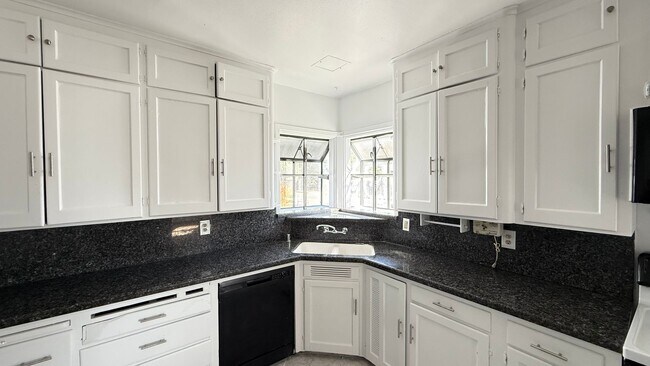 Foto del edificio - 3-Bedroom, 2-Bathroom Home in Roosevelt Ne...