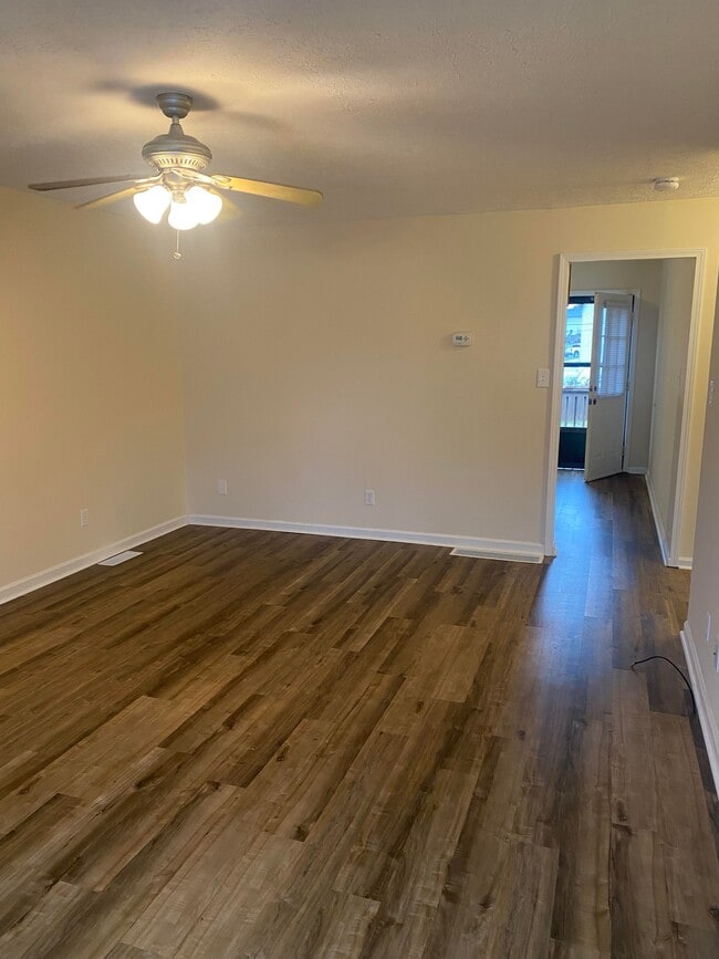 Foto del edificio - 2119 Rock Creek Dr