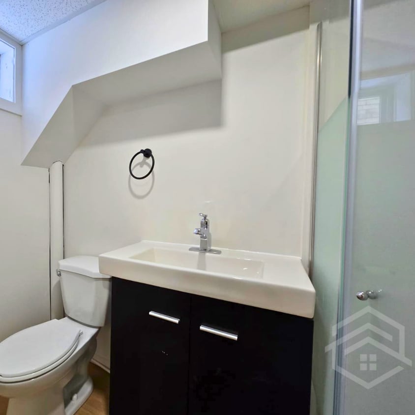 Building Photo - 1-Bedroom Unit Available in London!!