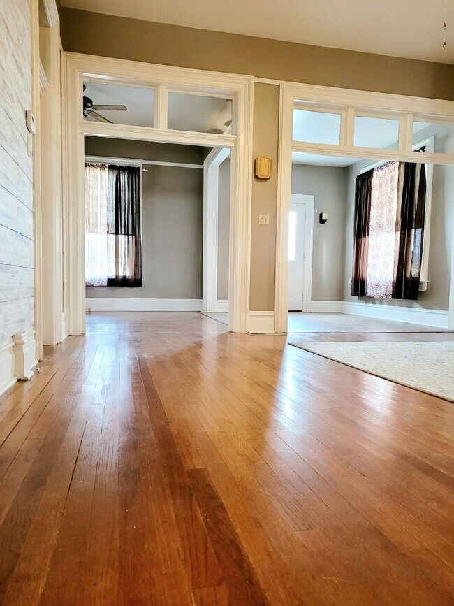 Foto del edificio - 103 W 1st Ave