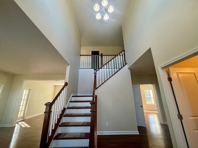 Foto del edificio - Fairlawn, 5 BR / 3.5 BA Available Sept 1st