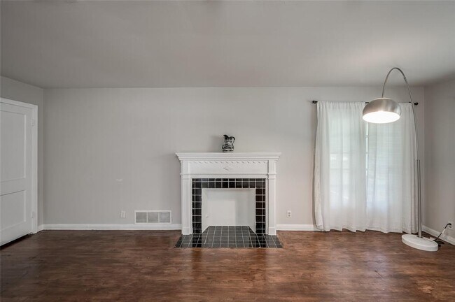 Building Photo - 4038 Blue Bonnet Blvd