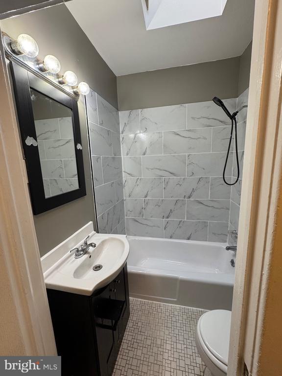 Building Photo - 1321 Cambria St