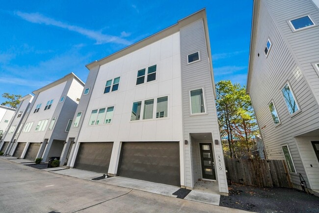 Foto del edificio - 4810 Martin Oaks Ln