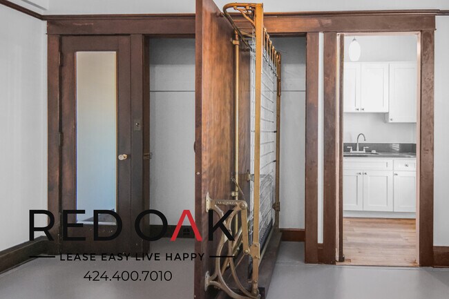 Foto del edificio - ~2 Months FREE~ Luxurious Top Floor Studio...