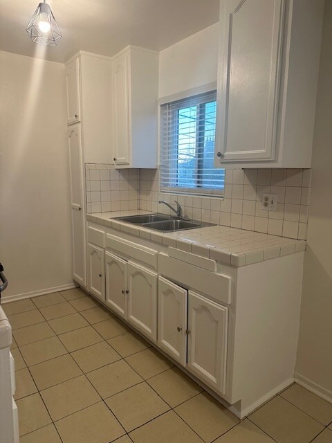 kitchen - 5113 Roseland St